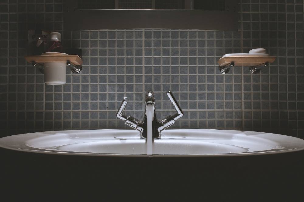 Ponadczasowe pomysły Backsplash na ulepszenie łazienki