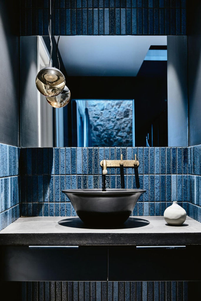 Pantone Kolor 2020 Classic Blue w łazience
